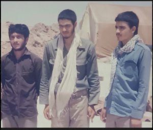 عکس ماندگار از سمت چپ شهید محمد قائدی، شهید سید محمد علی ابراهیمی و علی علیدادی

شهید محمد قائدی که با نذر مادرش بعد از ۳۰ سال چشم انتظاری پیدا شد...

شهید محمد قائدی از شهرستان لامرد، بسیجی که بخاطر توانمندی هایش مسئول مخابرات گردان ۴۲۲ (الزهرا سلام الله علیها) لشکر ۴۱ ثارالله (علیه السلام) کرمان به فرماندهی شهید حاج قاسم سلیمانی شد.