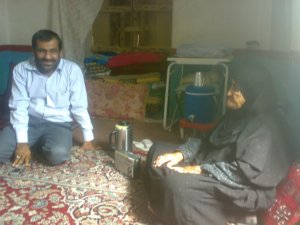 مادر بزرگوار شهید قنبر اسد پور که سالها چشم انتظار فرزندش بود؛ او رادیو قدیمی اش را همیشه کنار خود داشت بلکه از قنبر خبری آید.