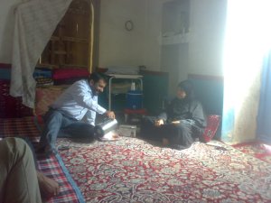مادر بزرگوار شهید قنبر اسد پور در کنار رزمنده حاج مصطفی باقری که برای عیادت از ایشان رفته اند