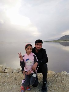 طلبه شهید علیرضا حقیقی در کنار فرزند بزرگش