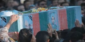 پیکر شهید بر دستان مردم