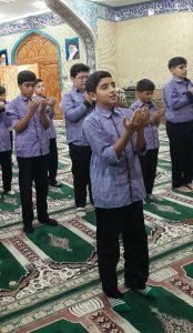 این عکس از ایلیا در روزی ثبت شده که امام جماعت هم کلاسی هایش در مسجد روبروی مدرسه بوده است.