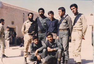 نفر پایین سمت چپ شهید حسین حاتمی